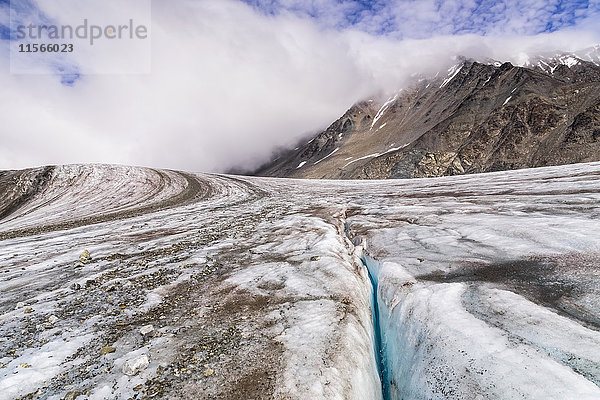 Wasser tropft in eine dünne Gletscherspalte auf dem Gulkana-Gletscher in der Alaska Range im Sommer; Alaska  Vereinigte Staaten von Amerika'.