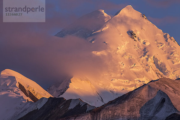 Mount Hayes leuchtet bei Sonnenuntergang  von Norden aus gesehen im Sommer in der Nähe des Hayes-Gletschers; Alaska  Vereinigte Staaten von Amerika'.