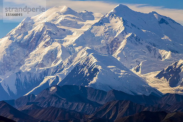 Denali überragt die umliegenden Bergkämme im Denali National Park and Preserve; Alaska  Vereinigte Staaten von Amerika'.