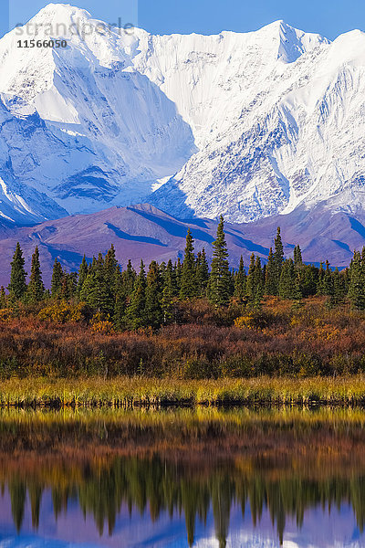 McGinnis Peak erhebt sich über dem Donnelly Lake im Herbst; Alaska  Vereinigte Staaten von Amerika'.