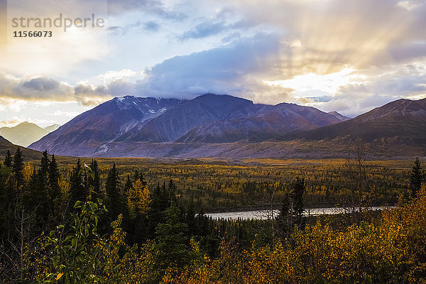 Herbstsonnenuntergang mit Blick auf das als 'Black Rapids' bekannte Gebiet in der Alaska Range entlang des Richardson Highway; Alaska  Vereinigte Staaten von Amerika'.