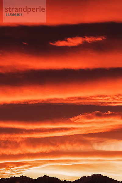 Dramatischer Himmel bei Sonnenaufgang mit einer Silhouette der Landschaft  in der Nähe von Healy; Alaska  Vereinigte Staaten von Amerika'.