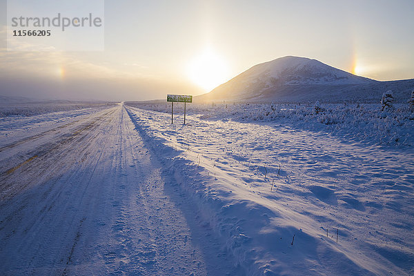 Nebensonnen umgeben die Sonne und den Donnelly Dome in dieser Winteransicht des Richardson Highway südlich von Delta Junction; Alaska  Vereinigte Staaten von Amerika'.