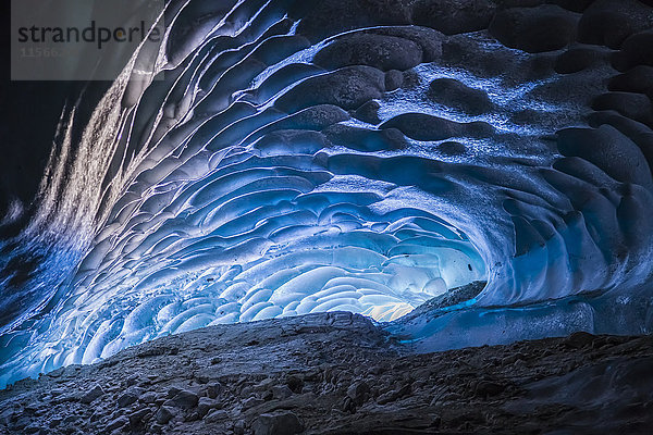 Licht scheint in eine Höhle im Canwell Gletscher in der Alaska Range  HDR Composite; Alaska  Vereinigte Staaten von Amerika'.