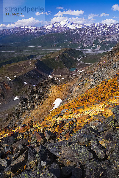 Blick auf den Berg Silvertip von einem steilen Abschnitt des Rainbow Ridge in der Alaska Range im Frühsommer; Alaska  Vereinigte Staaten von Amerika'.