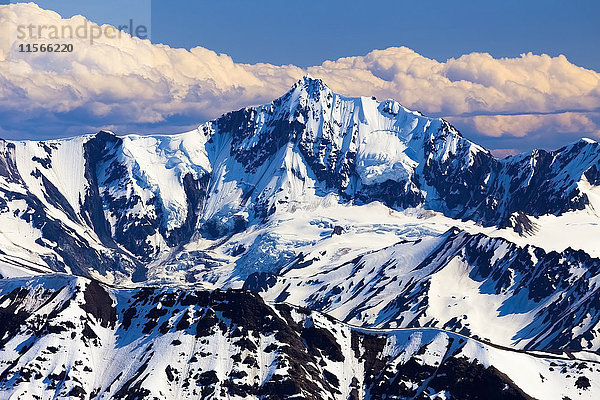 Institute Peak in der Alaska Range. Der ungewöhnliche Dunst ist auf die aktiven Waldbrände in Alaska im Jahr 2015 zurückzuführen; Alaska  Vereinigte Staaten von Amerika'.