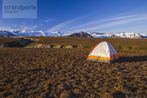 Ein Zelt auf offener Tundra in einem abgelegenen Gebiet der Alaska-Kette  in der Nähe des Gakona-Gletschers; Alaska  Vereinigte Staaten von Amerika'.