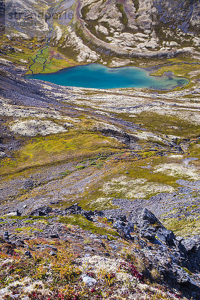 Ein alpiner See in der Nähe des Summit Creek Trail auf der Kenai-Halbinsel; Alaska  Vereinigte Staaten von Amerika'.