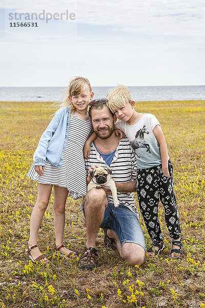 Porträt eines Vaters mit zwei Kindern