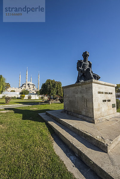 Statue des berühmten Architekten Mimar Sinan mit der Selimiye-Moschee im Hintergrund; Edirne  Türkei'.