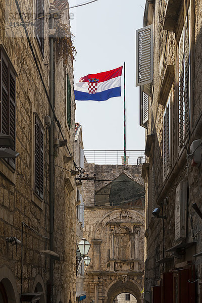 Kroatische Flagge in der Stadt Korcula; Korcula  Kroatien'.