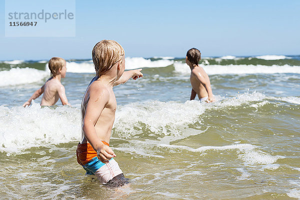 Jungen schwimmen im Meer