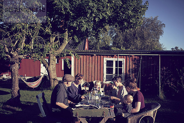 Familie beim Essen im Garten