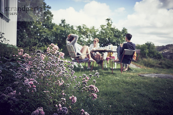 Blumen  Familie entspannt im Hintergrund