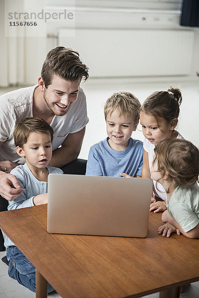 Männliche Vorschulkinder benutzen Laptop in der Vorschule