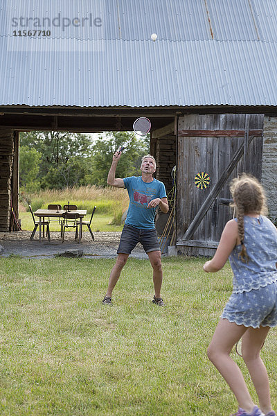 Vater spielt Badminton mit Tochter