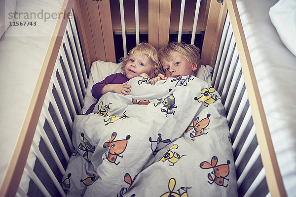 Bruder und Schwester im Kinderbett