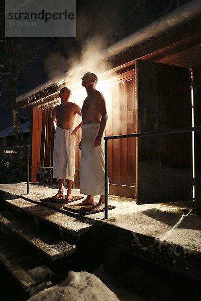 Zwei Männer nach einem Bad in der Sauna