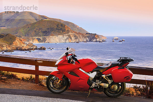 Motorrad entlang der Küste von Big Sur in der Nähe der Rocky Creek Bridge am Highway One; Kalifornien  Vereinigte Staaten von Amerika'.