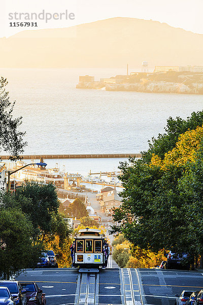 Seilbahn auf der Hyde Street mit Alcatraz im Hintergrund; San Francisco  Kalifornien  Vereinigte Staaten von Amerika'.