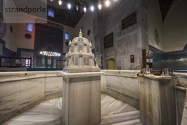 Marmorbrunnen im Inneren der Yesil-Moschee (Grüne Moschee)  auch bekannt als Moschee von Mehmed I.; Bursa  Türkei