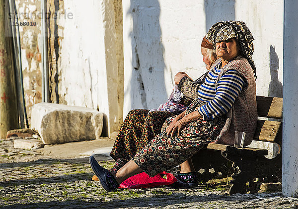 Ältere türkische Frauen sitzen zusammen auf einer Bank; Selcuk  Izmir  Türkei'.