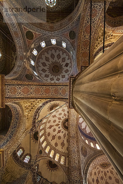 Innenansicht der zentralen Kuppel und ihrer tragenden Struktur aus Pendentiven  Bögen und Halbkuppeln der Sultan-Ahmed-Moschee (Blaue Moschee); Istanbul  Türkei'.