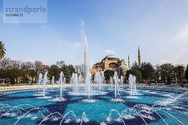 Springbrunnen und Hagia Sophia; Istanbul  Türkei'.