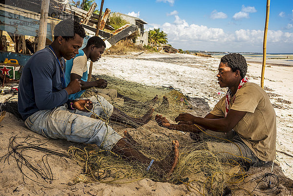 Einheimische Fischer bei der Reparatur von Fischernetzen; Pemba  Cabo Delgado  Mosambik'.