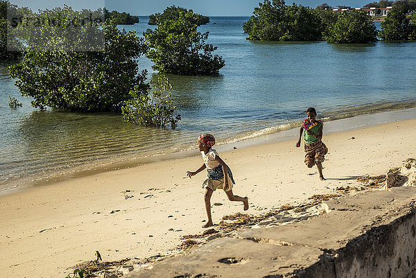 Einheimische Kinder spielen am Strand  Insel Ibo  Quirimbas-Nationalpark; Cabo Delgado  Mosambik
