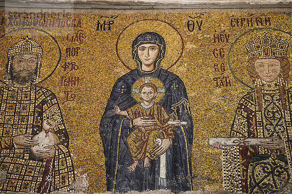 Mosaikplatte aus dem 12. Jahrhundert mit der Darstellung der Jungfrau Maria und des Kindes in der Mitte  Kaiser Johannes II. Komnenos links und Kaiserin Eirene rechts  Hagia Sophia; Istanbul  Türkei