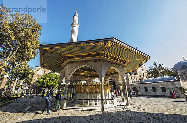 Waschbrunnen vor der Hagia Sophia; Istanbul  Türkei'.