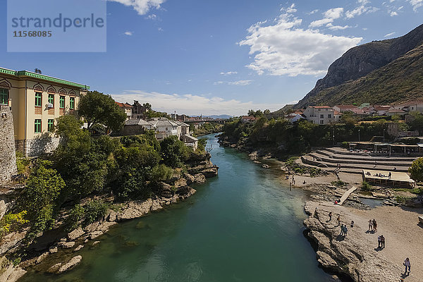 Blick auf den Fluss Neretva von der Brücke von Mostar; Mostar  Bosnien und Herzogowina'.