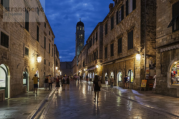 Stradun und Franziskanerkloster am Abend; Dubrovnik  Kroatien'.