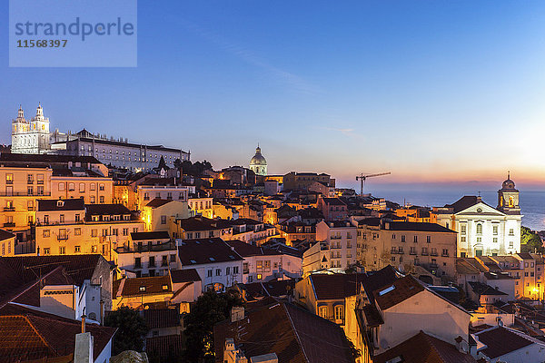 Portugal  Lissabon  Panorama der Altstadt von Lissabon bei Sonnenaufgang
