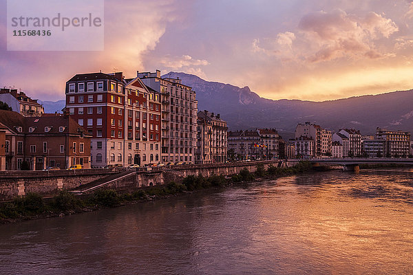 Frankreich  Auvergne-Rhone-Alpes  Grenoble  Grenoble Architektur entlang der Isere bei Sonnenuntergang gesehen