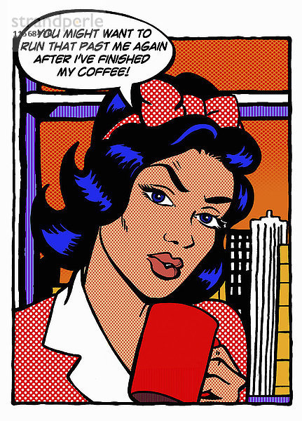 Müde Frau trinkt Kaffee und versucht sich auf die Arbeit zu konzentrieren