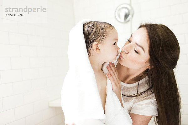 Mutter küsst Sohn (4-5) im Badezimmer