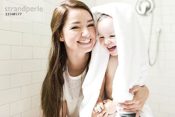 Mutter und Sohn (4-5) lachen im Badezimmer