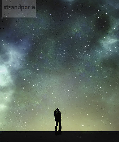 Silhouette eines küssenden Paares vor Sternenhimmel