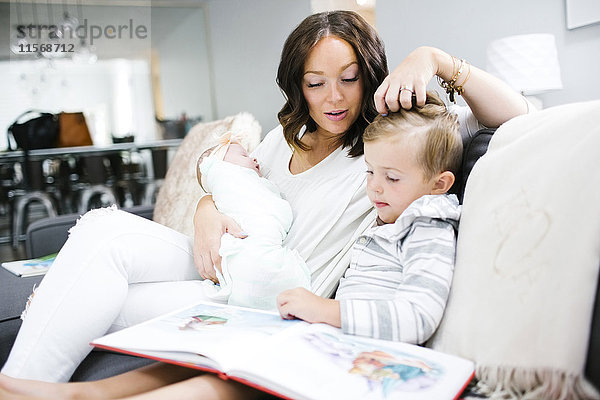 Frau verbringt Zeit mit Kindern (0-1 Monate  4-5)