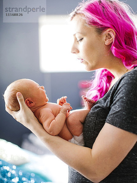 Mutter hält ihren neugeborenen Sohn (2-5 Monate)