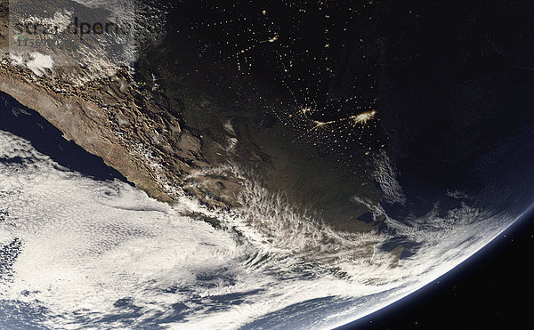 Digital manipuliertes Bild der Anden und Stadtlichter aus dem Weltraum
