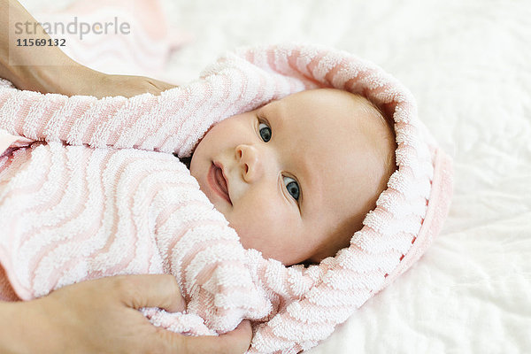 Porträt eines kleinen Jungen (12-17 Monate) mit rosa Decke