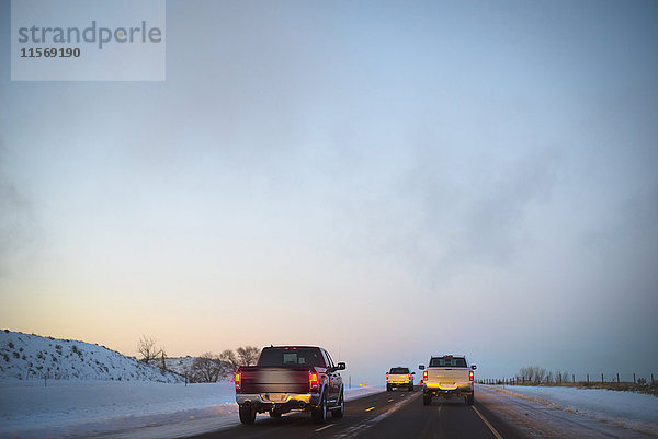USA  New Mexico  Pick-ups auf der Interstate im Winter in der Abenddämmerung
