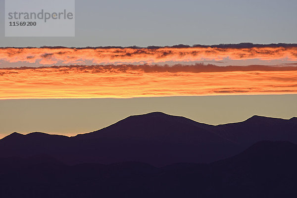 USA  Colorado  Denver  Horizontale Wolken über Front Range bei Sonnenuntergang