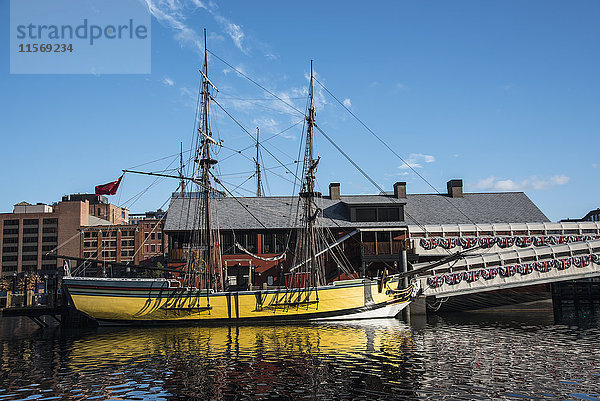 USA  Massachusetts  Boston  Großes Schiff im Fort Point Channel