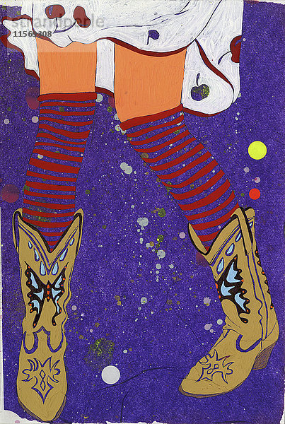 Mädchenbeine tragen extravagante Cowboystiefel und gestreifte Socken