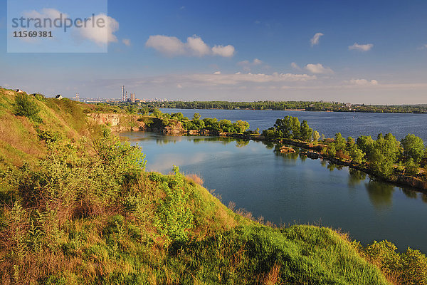 Ukraine  Dnepropetrovsk  Landschaft mit Teich und Fluss an einem sonnigen Tag