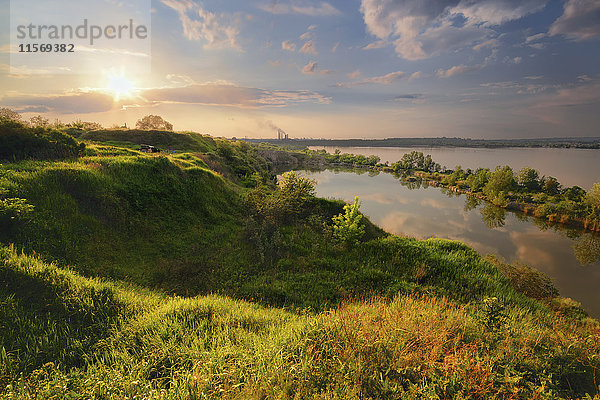 Ukraine  Dnepropetrovsk  Landschaft mit Teich und Hügeln bei Sonnenuntergang
